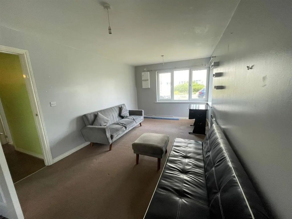 Property photo 1 of 5 2 Bed Flat For Rent