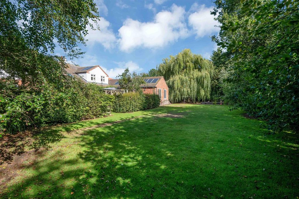 Property photo 3 of 42 Devon House Low Res Ph-46.Jpg