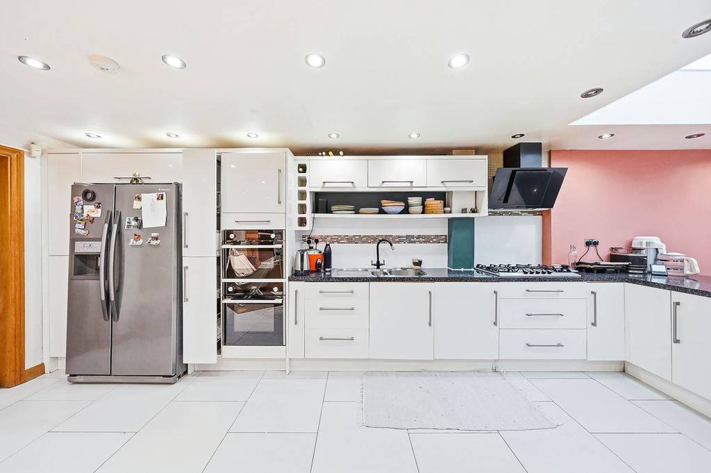 Property photo 2 of 25 Kitchen 3