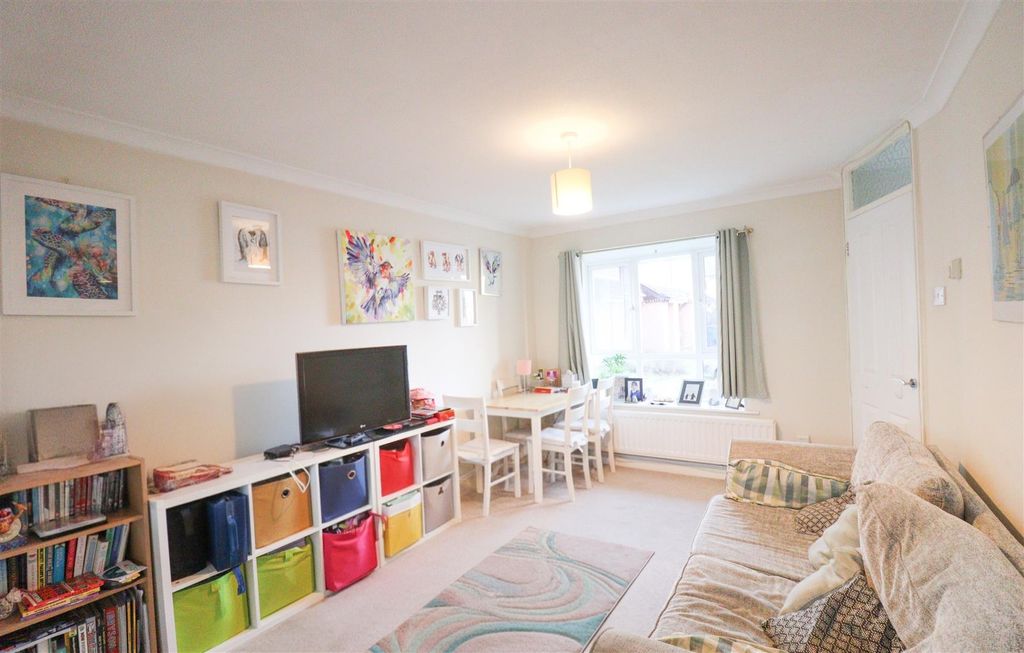 Property photo 2 of 11 Living Room