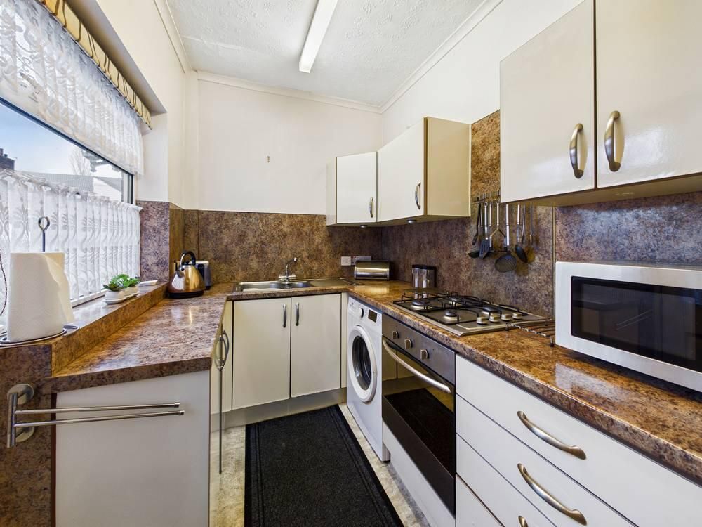 Property photo 3 of 11 Kitchen