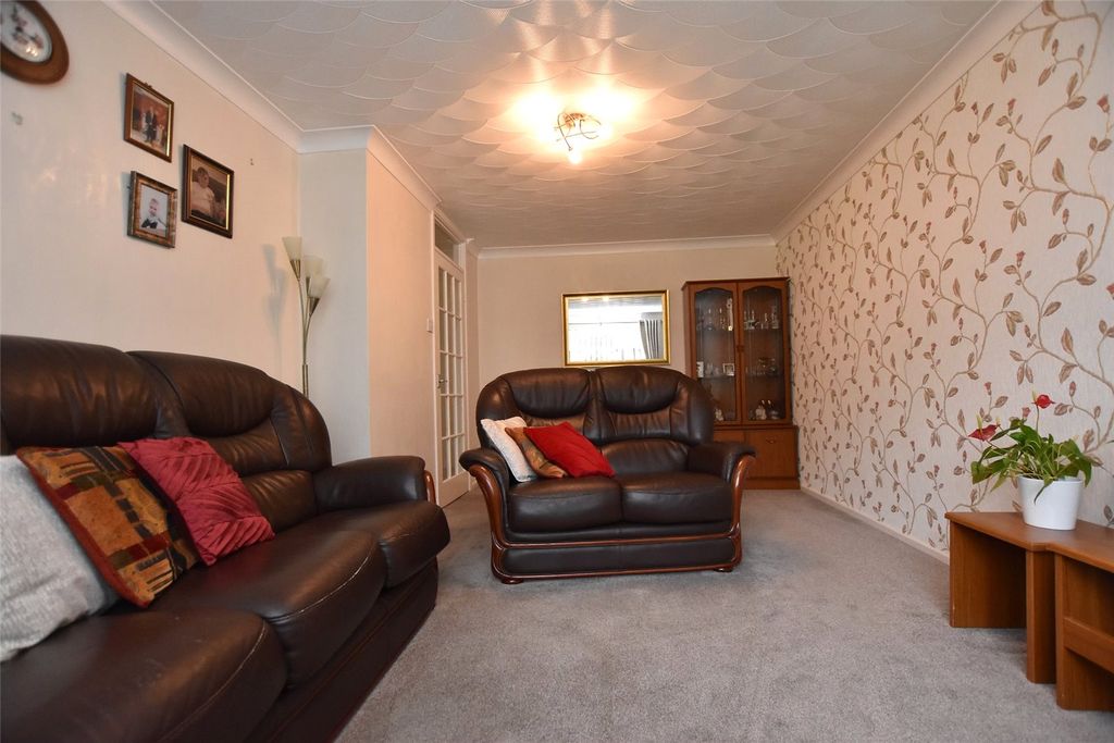 Property photo 3 of 12 Lounge