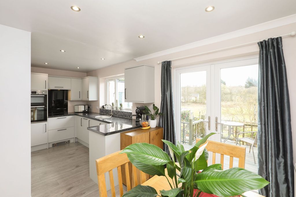 Property photo 2 of 27