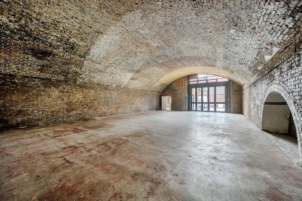 Property photo 2 of 11 138890716938198498Eb5.Jpg