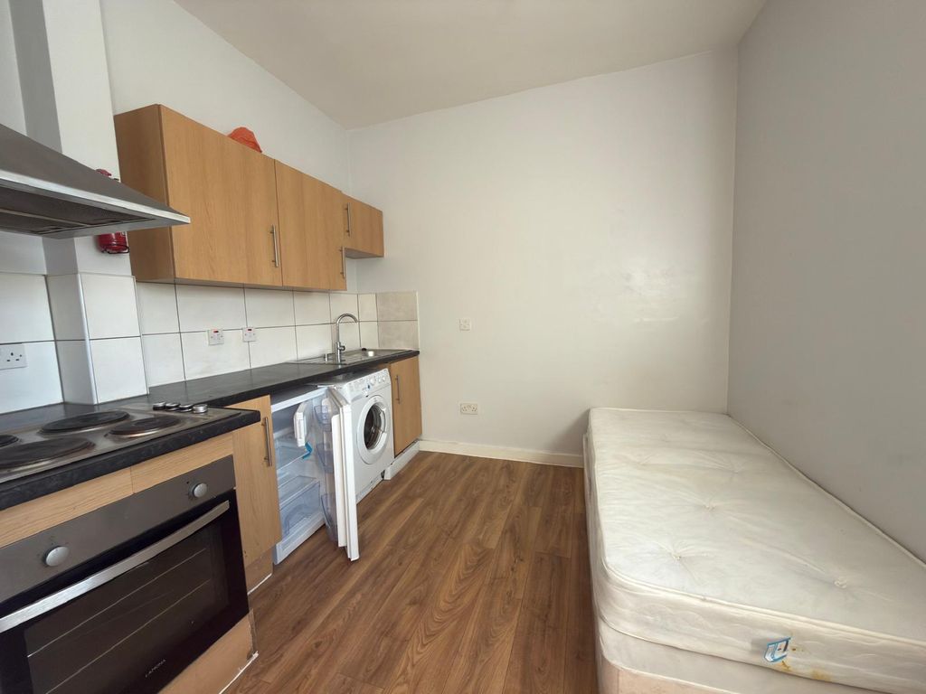 Property photo 1 of 5 Self Contained Studio Flat Close To Ilford Station- 850£