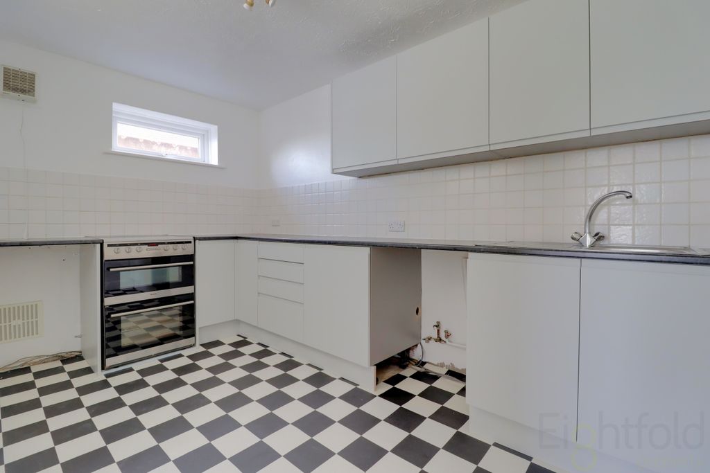 Property photo 3 of 8 Kitchen