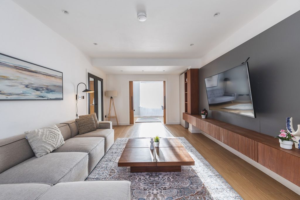 Property photo 1 of 54 Living Room