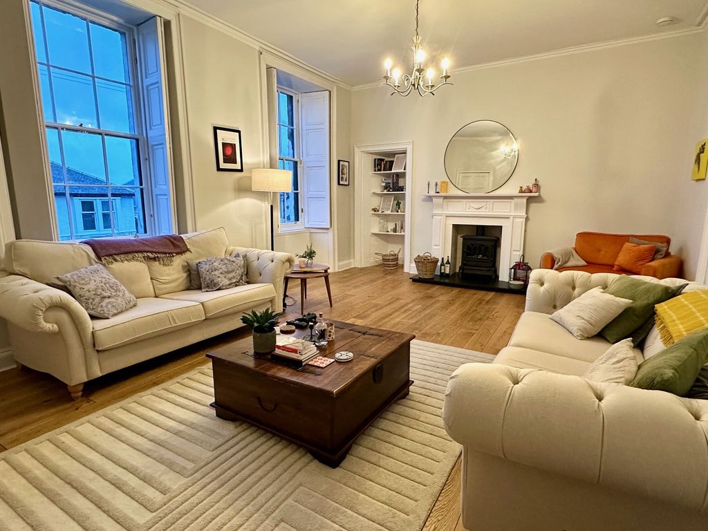 Property photo 1 of 15 Lounge