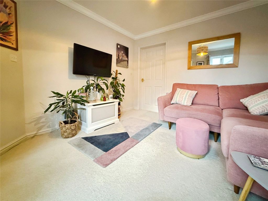 Property photo 3 of 17 Lounge