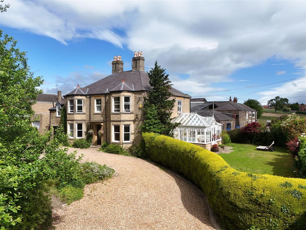 Property photo 1 of 61 Externally