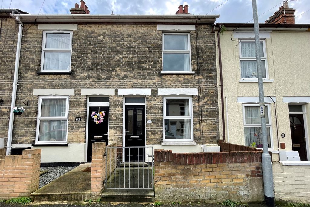 Property photo 1 of 10 Excellently Presented Three Bed Terrace For Rent