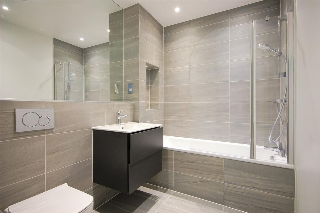 Property photo 3 of 10 Bathroom