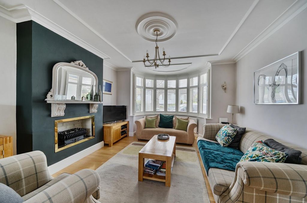 Property photo 3 of 14 Davidson Frost-Wellings, Dfw, Woodhill Crescent, L