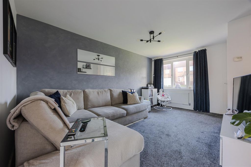 Property photo 3 of 16 Lounge