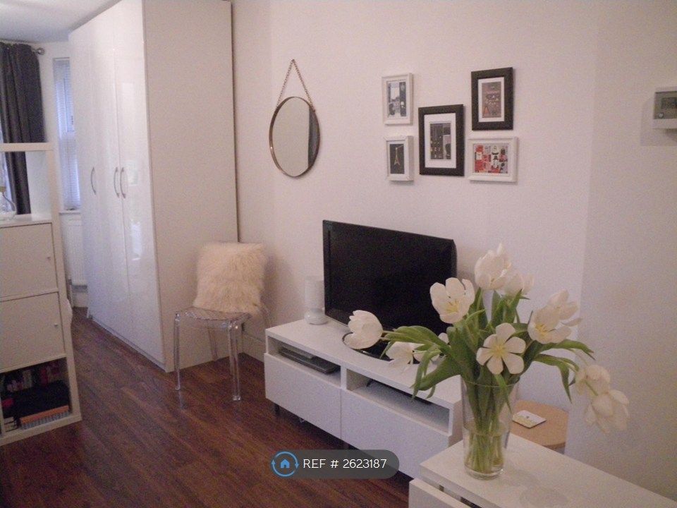 Property photo 2 of 10 Tv And Wardobe Narea