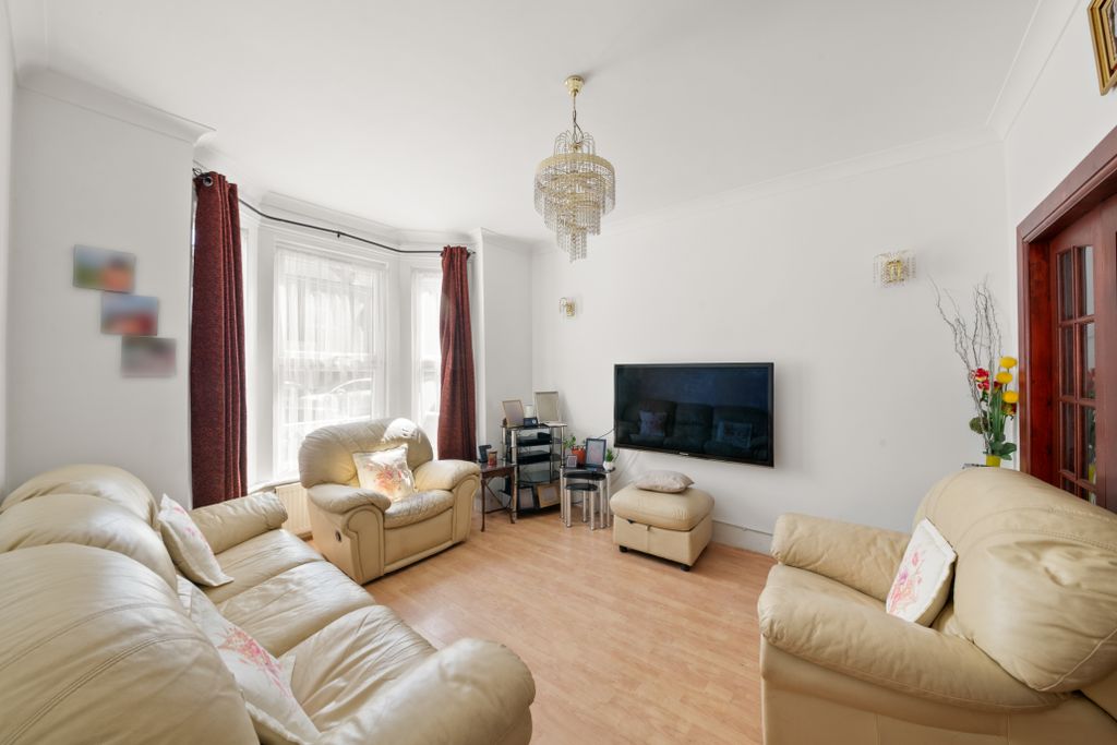 Property photo 1 of 11 Living Room