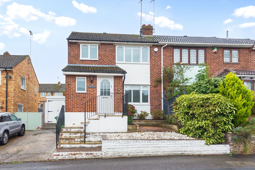 Property photo 2 of 11 17 York Way (1)