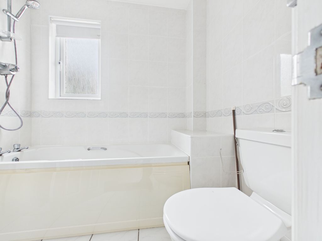 Property photo 3 of 9 Bathroom