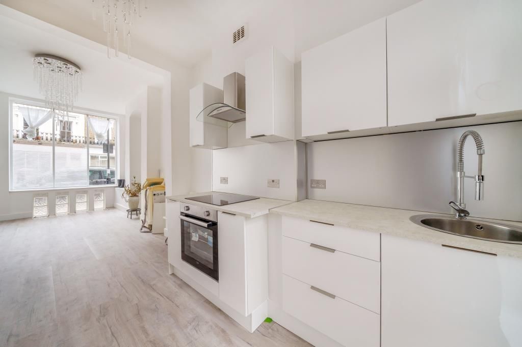 Property photo 3 of 12 Kitchen