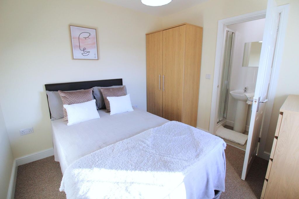 Property photo 1 of 4 Bedroom