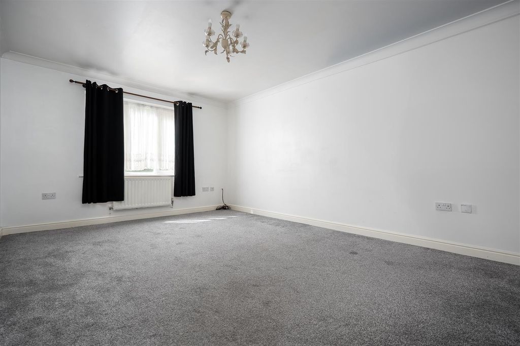 Property photo 2 of 13 Living/Dining Room