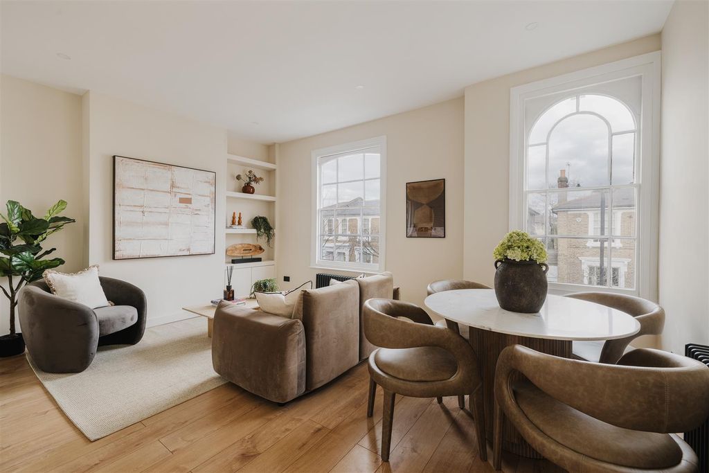 Property photo 3 of 34 Lavender Grove, E8