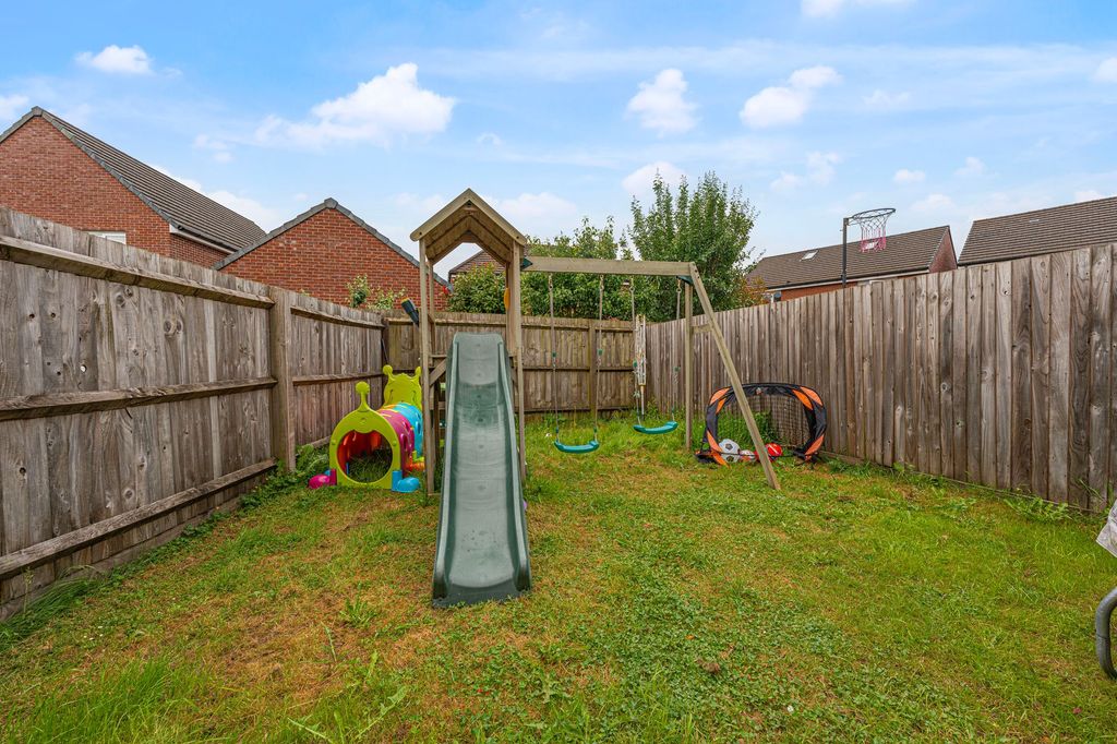3 bed detached house for saleSpitfire Road, Rogerstone NP10 photo 4