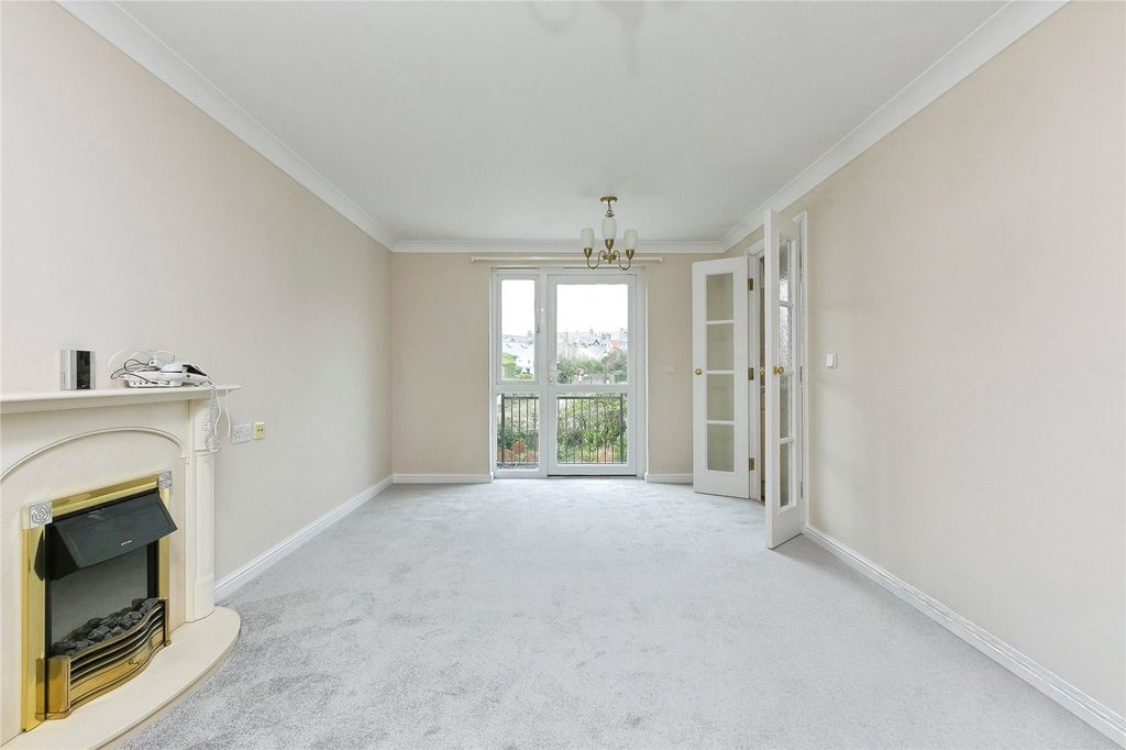 Property photo 3 of 10 Lounge