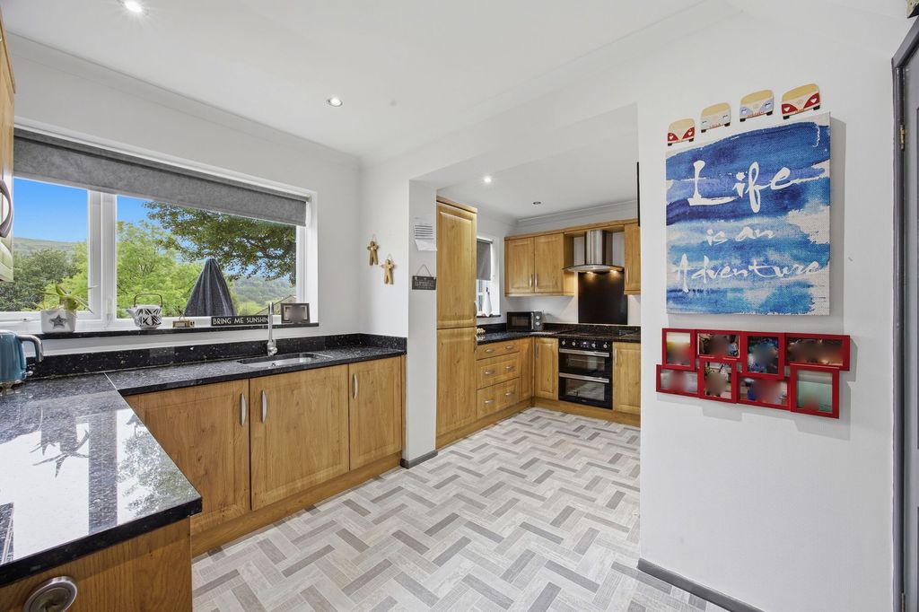 Property photo 2 of 30