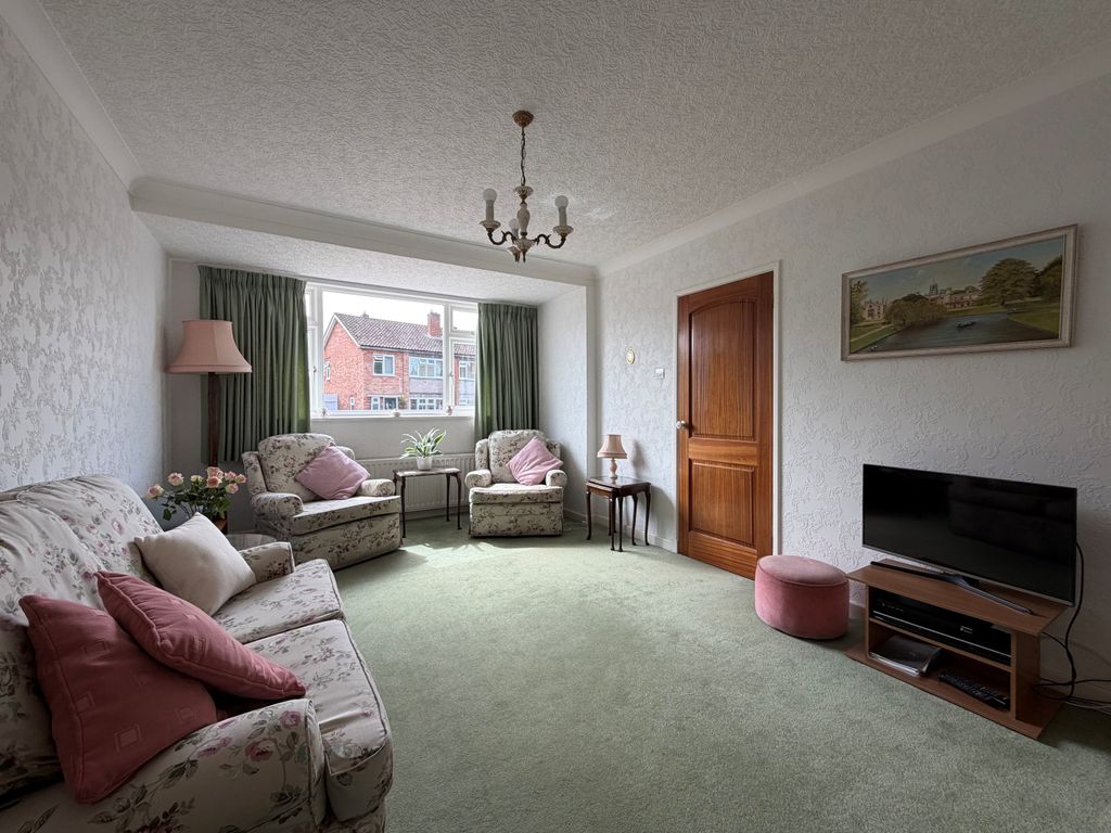 Property photo 3 of 11 Lounge