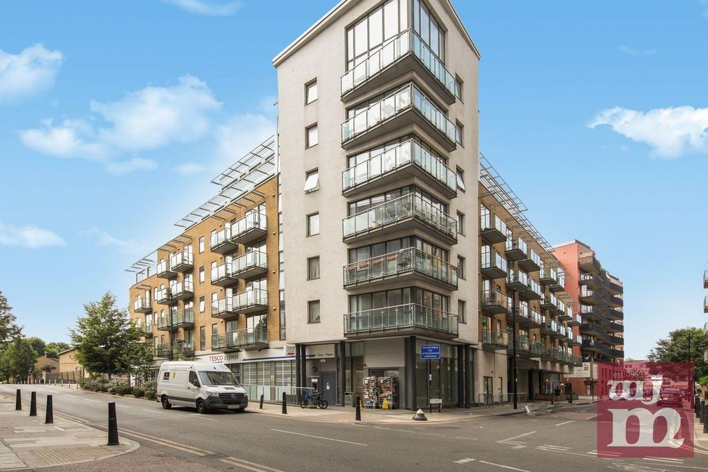 Property photo 1 of 12 Caspian Wharf