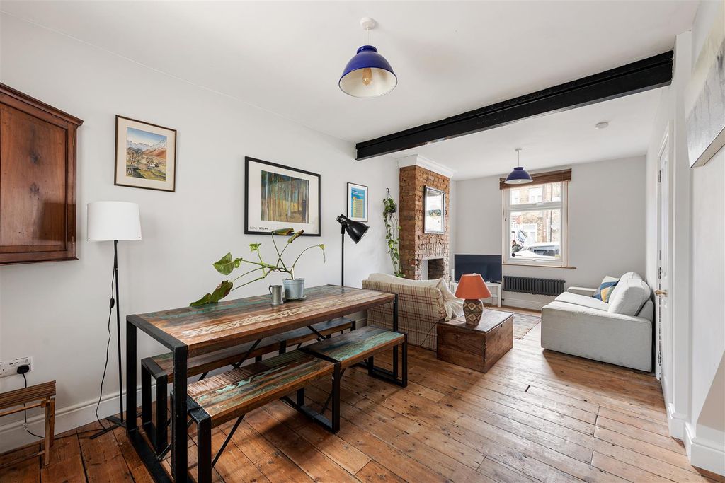 Property photo 2 of 30 Sylvan Road, E7