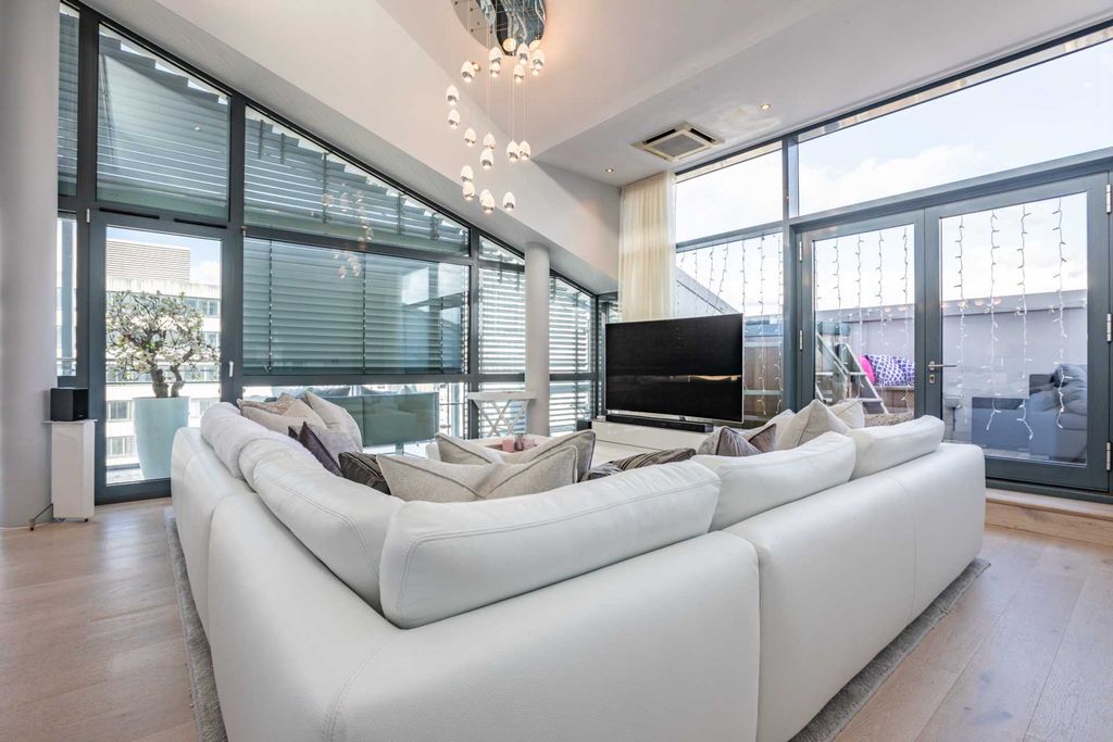 Property photo 2 of 25