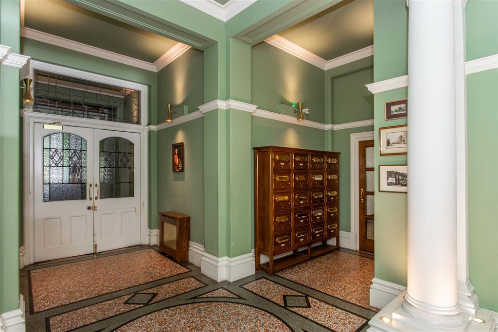 Property photo 3 of 19 Entrance Hall