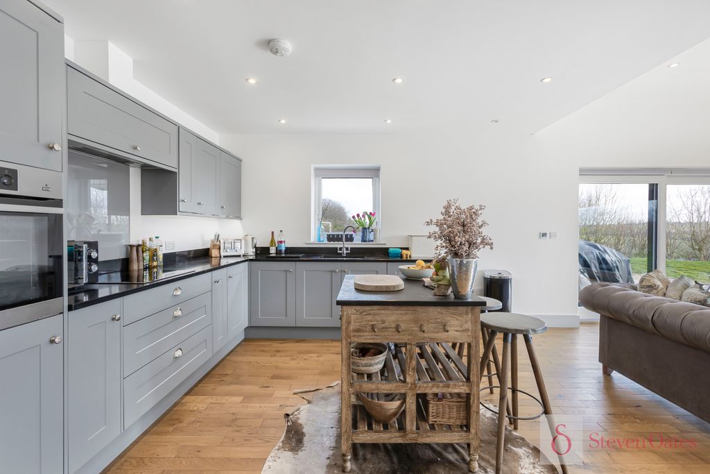 Property photo 2 of 39 44_48823_Watermarked