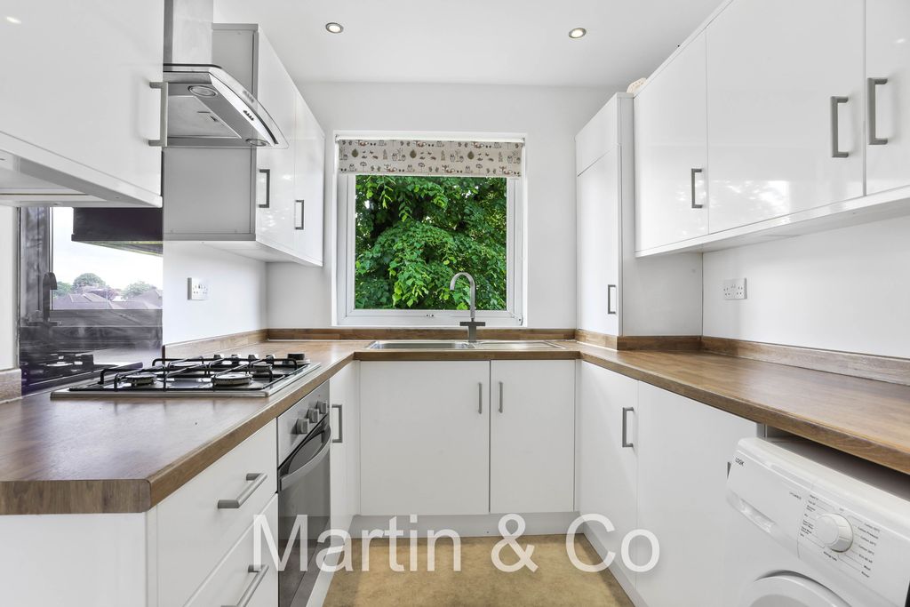 Property photo 3 of 11 1262306406 - 13, 110 Benhill Rd, Sm1 -_-5