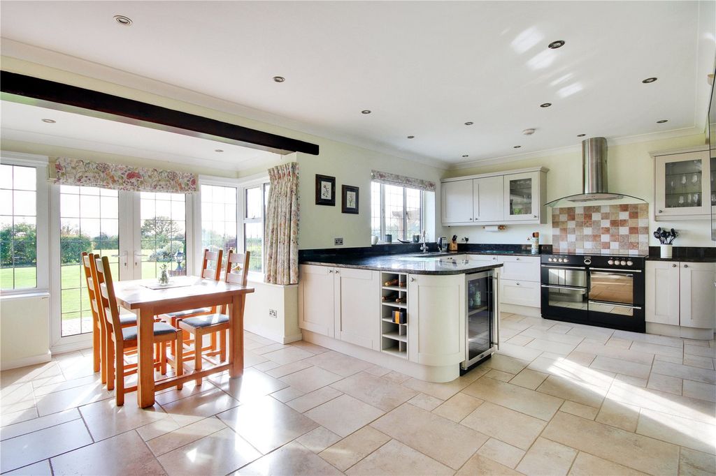 Property photo 2 of 20 Kitchen/Breakfast