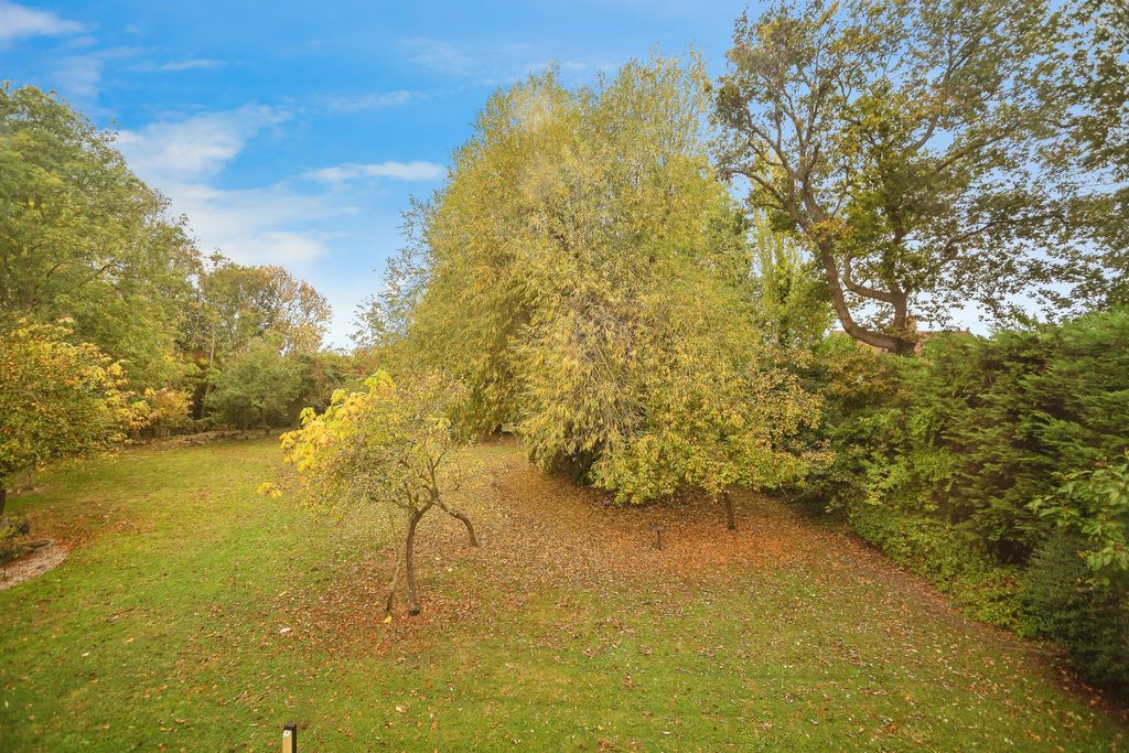 Property photo 3 of 14 Communal Gardens
