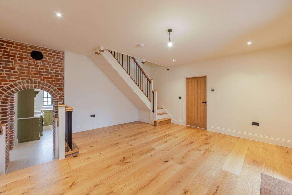 Property photo 3 of 27 Picture