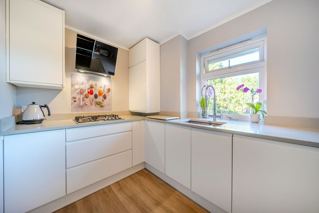 2 bed flat for saleTown Centre, Marlow SL7 photo 4
