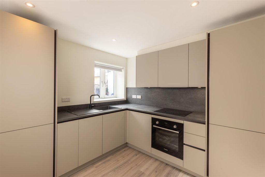 Property photo 2 of 11 4 Vincent Walk 003.Jpg