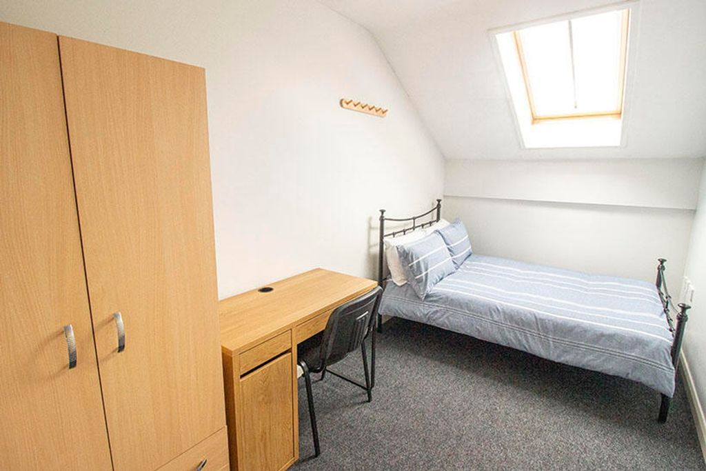 Property photo 3 of 7 This Inviting Double Bedroom Features A Comfortabl...