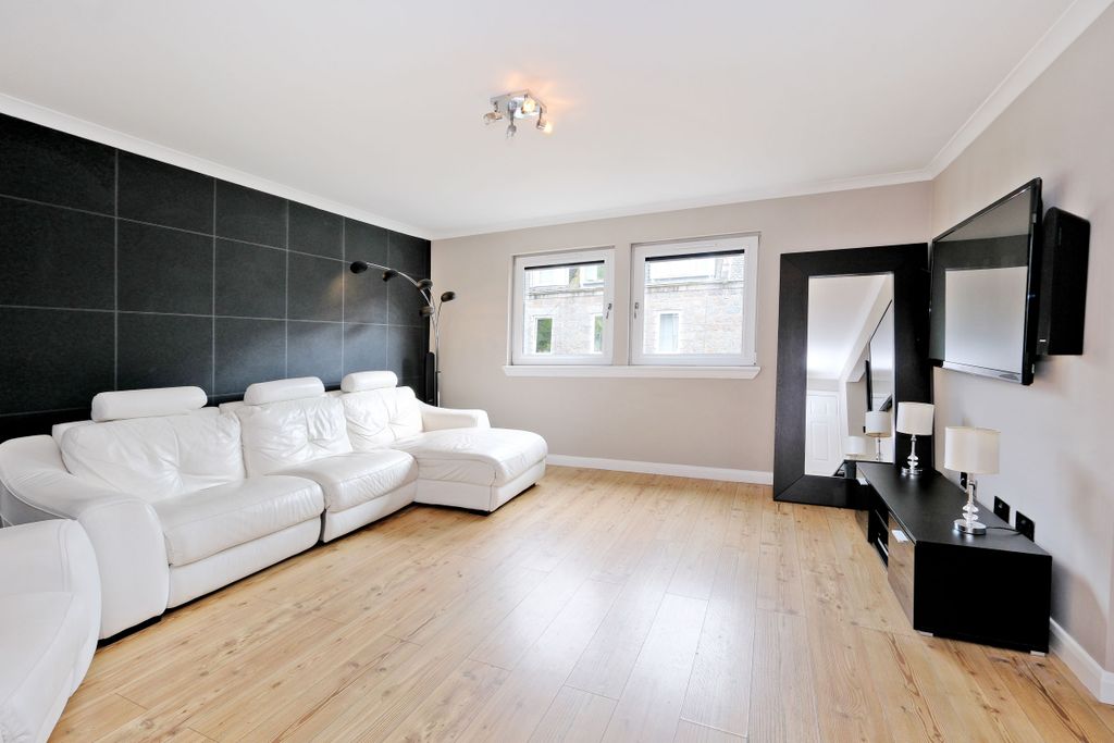 Property photo 2 of 28