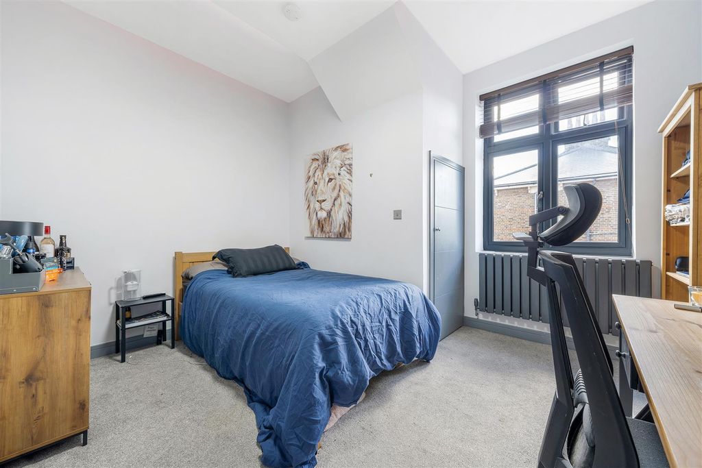 Property photo 2 of 11 Bedroom 1