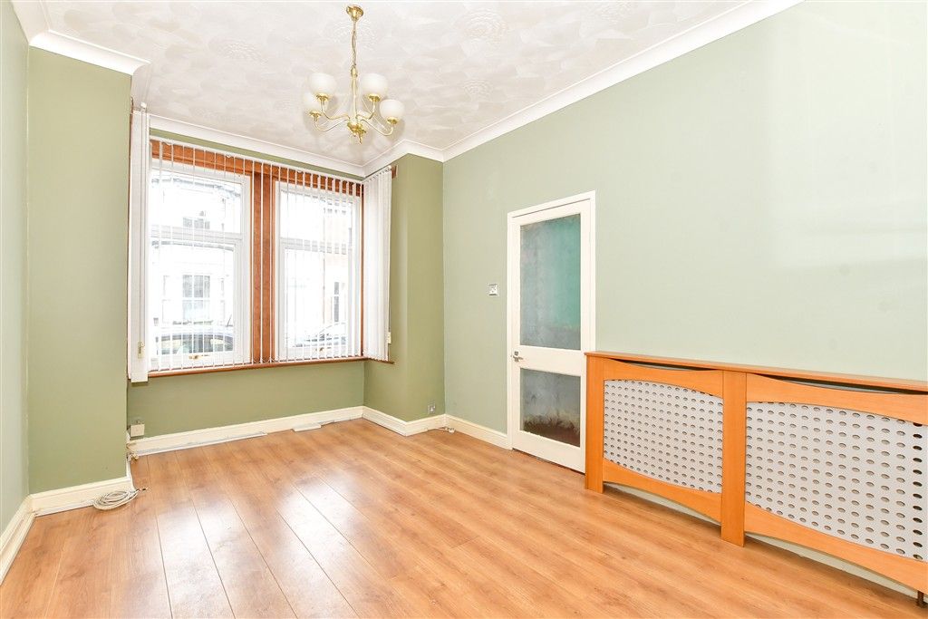 Property photo 3 of 11 Lounge