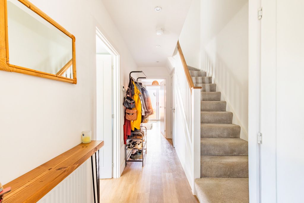 Property photo 2 of 23 19-1-Pheonix-Avenue-25