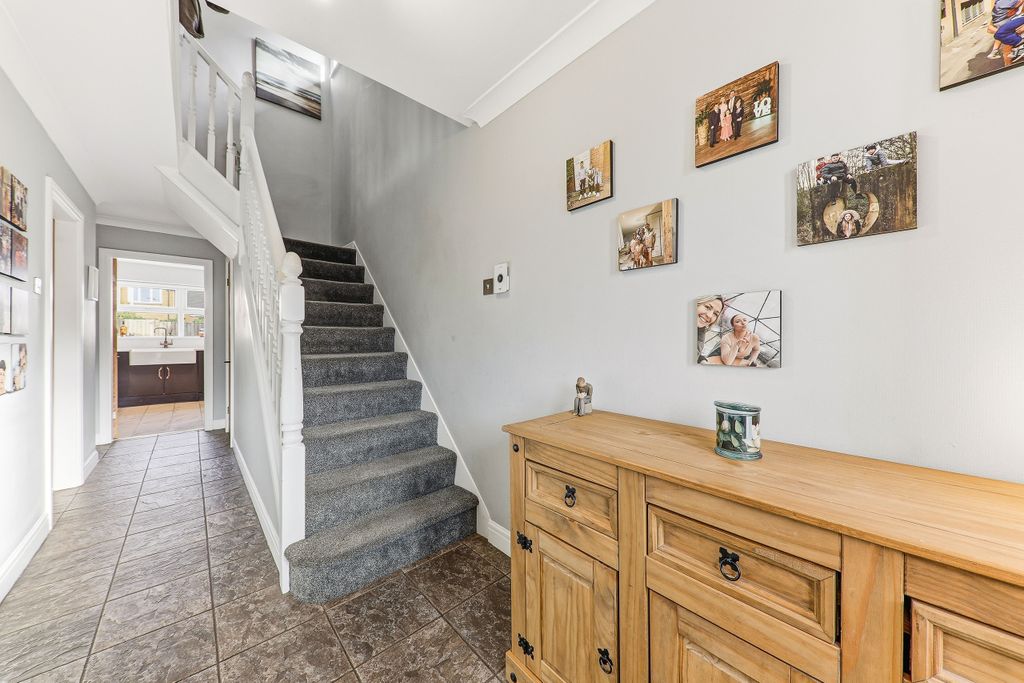 Property photo 2 of 18 Hallway