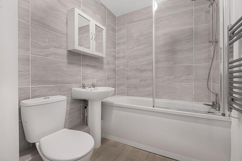 Property photo 3 of 20 Bathroom