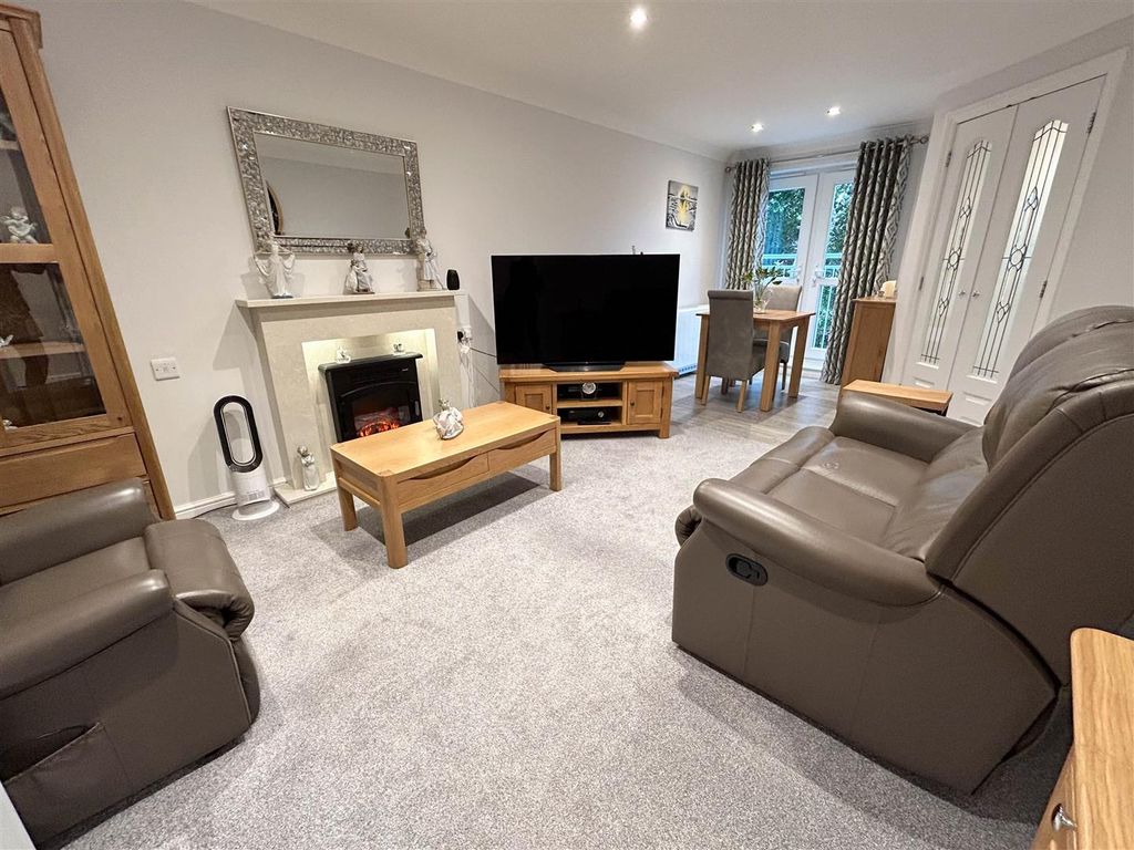 Property photo 2 of 13 Lounge