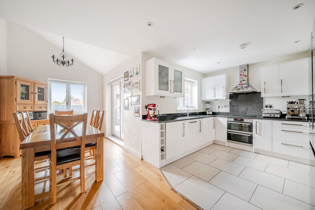 Property photo 2 of 13 1381709-18-6915F2...